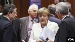 欧洲央行行长马里奥•德拉吉(左)，意大利总理蒙蒂(右)，听德国总理默克尔的谈话