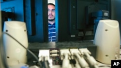 Pakar keamanan komputer Gil Moreno bekerja pada sistem komputer di Departemen Pertahanan AS (foto: ilustrasi). AS prihatin dengan meningkatnya ancaman peretas.