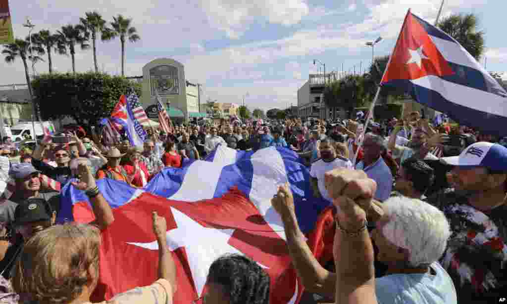 Cubano-americanos reaccionan y salen a celebrar tras la muerte de Fidel Castro a la edad de 90 años.