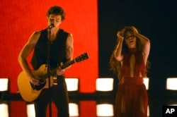 Shawn Mendes dan Camila Cabello saat menyanyikan lagu 'Senorita' di ajang American Music Awards, 24 November 2019 (Chris Pizzello/Invision/AP)