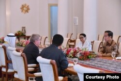 Presiden Joko Widodo (kanan) didampingi Menlu RI Retno Marsudi, berbincang dengan Presiden Komite Olimpiade Internasional IOC Thomas Bach di Istana Bogor, 1 September 2018. (Foto courtesy: Setpres RI)