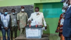 Shugaba Conde lokacin da yake kada kuri'arsa a zaben da ya ba shi damar samun wa'adi na uku