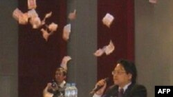 宣传官员伍皓演讲时遭网友抛五毛纸币抗议