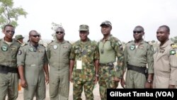 Un groupe de pilotes des hélicoptères de combat de l'armée nigériane, à Abuja, le 17 avril 2018. (VOA/Gilbert Tamba)