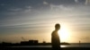 La silhouette d'un homme passe devant le port principal de la capitale des Comores, Moroni, le 3 juillet 2009. (Photo: REUTERS/Thomas Mukoya)