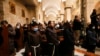 Anggota pendeta menghadiri Misa tengah malam Natal di Gereja Saint Catherine, di Gereja Kelahiran, di Betlehem, di Tepi Barat yang diduduki Israel, 25 Desember 2021. (Foto: via AP)