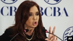 La presidenta de Argentina, Cristina Fernández habla durante la celebración del 158 aniversario de la Bolsa de Buenos Aires, en la que anunció el pago de los bonos emitidos durante el "corralito financiero".