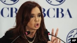 La presidenta de Argentina Cristina Fernández insiste en que no pagará la deuda a los llamados [fondos buitres".