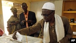 Un homme vote lors de l'élection présidentielle à Dakar, Sénégal, le 26 février 2012.