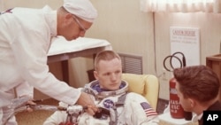 Нил Армстронг во время подготовки к полету