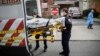 Petugas menurunkan pasien dari ambulans di tengah pandemi Covid-19 di rumah sakit St. Joseph's di Yonkers, New York (foto: ilustrasi). 