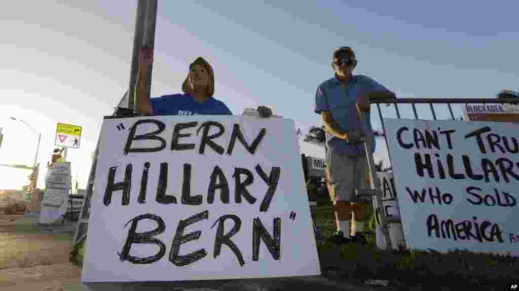 Les partisans du candidate démocrate Bernie Sanders dans les rues de Miami le 9 mars 2016.