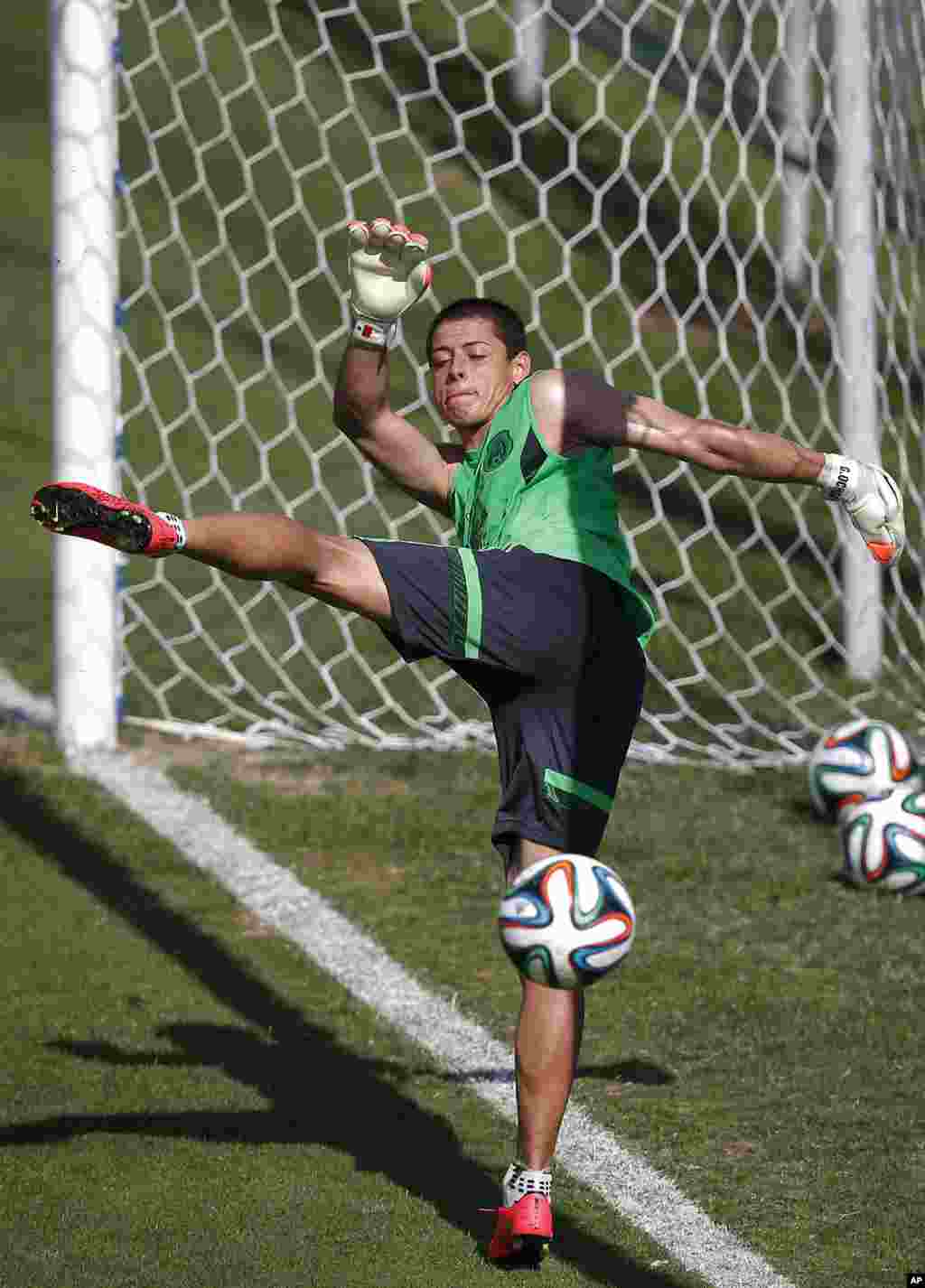 Pemain sepakbola nasional Meksiko Javier Hernandez menendang bola dalam sebuah sesi latihan di Santos, Brazil. (AP/Eduardo Verdugo)