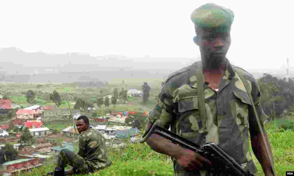 M23 rebels near the town of Bunagana, Democratic Republic of the Congo. (Nicolas Pinault/VOA)