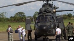 La ex senadora Piedad Cordoba y Gloria Cuartas del Grupo de Paz, arriban a Villavicencio, Colombia, para seguir el operativo.