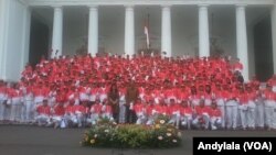 Presiden Jokowi bersama ratusan atlet Sea Games kontingen Indonesia di Istana Merdeka Jakarta, Selasa, 26 Mei 2015 (Foto: VOA/Andylala)