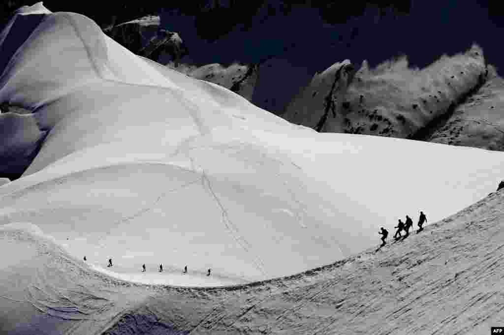 Para pendaki berjalan di Mont-Blanc Massif, di kawasan pegunungan Alpen di Perancis.