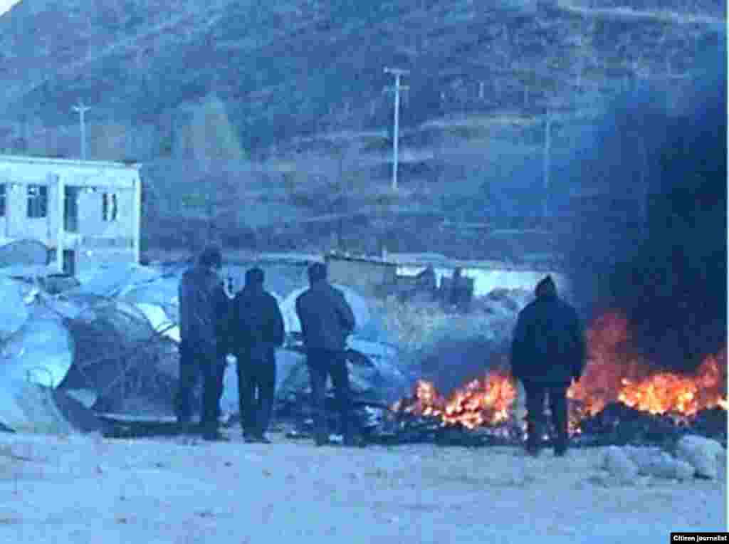 当地民众2013年1月9日拍下的照片显示青海黄南州当局正在焚毁收缴来的卫星电视接收器。