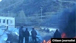 当地民众提供照片显示青海当局在藏区焚毁从民间收缴的卫星接收器。（2012年1月9日）