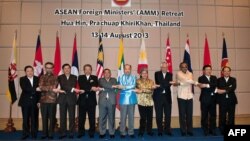 Association of Southeast Asian Nations foreign ministers and Secretary General Le Luong Minh join hands as they pose for a group photograph during the ASEAN foreign ministers meeting in Hua Hin, Thailand, August 14, 2013. 