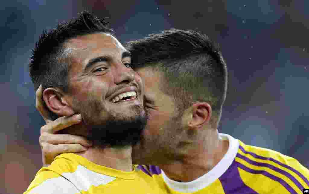 Argentina's goalkeeper Mariano Andujar congratulates goalkeeper Sergio Romero after the World Cup semifinal soccer match between the Netherlands and Argentina at the Itaquerao Stadium in Sao Paulo, Brazil, July 9, 2014. 