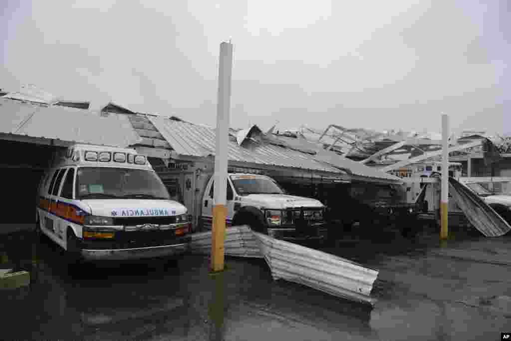 Спасательные транспортные средства Агентства по чрезвычайным ситуациям оказались в ловушке под навесом во время урагана &laquo;Мария&raquo;, Хумакао, Пуэрто-Рико, 20 сентября 2017 года