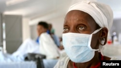 Một bệnh nhân được xét nghiệm dương tính bệnh lao kháng thuốc, XDR-TB, đang chờ đợi điều trị tại một bệnh viện trong vùng nông thôn Nam Phi