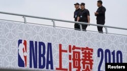 在上海东方体育中心巡逻的保安，这里原定于10月9日举行2019 NBA球迷之夜活动。