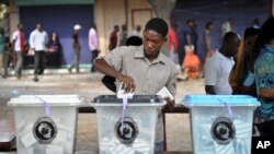 Un Tanzanien vote à l'élection présidentielle dans un bureau de vote à Dar es Salaam, en Tanzanie, dimanche 25 octobre 2015 (Crédit: AP Photo / Khalfan Said)