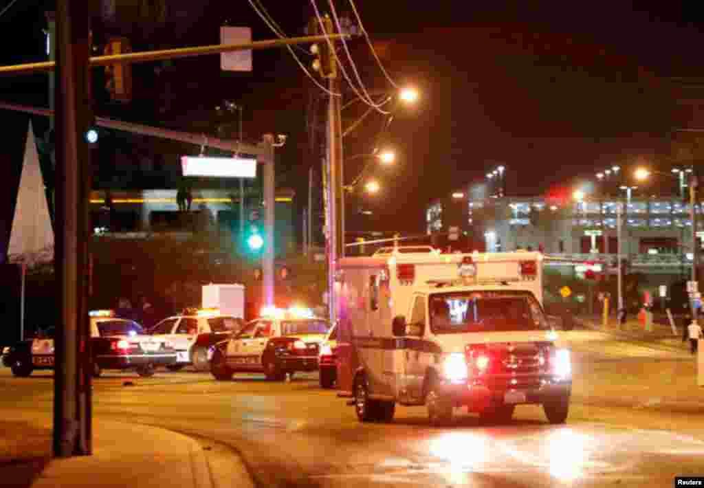 Une ambulance quitte la salle de concert après la fusillade lors d&#39;un festival de musique, à Las Vegas, le 1er octobre 2017.