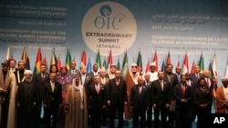 سربراہی اجلاس کے آغاز سے قبل مسلم ممالک کے رہنماؤں کا گروپ فوٹو