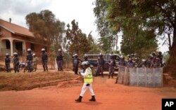 Ugandan police block the media and others from accessing opposition candidate Kizza Besigye, as he remains under house arrest at his home in Kasangati, outside Kampala, in Uganda, Feb. 20, 2016.