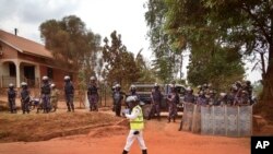 ဖေဖော်ဝါရီလ ၂၀ရက်က ယူဂန်ဒါ အတိုက်အခံခေါင်းဆောင်၏ နေအိမ်ကို ရဲတပ်ဖွဲ့ဝင်များက စောင့်ကြပ်နေသည်ကို တွေ့ရစဉ်။ (AP Photo/Josphat Kasire) 