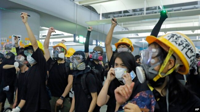 香港抗议者用激光笔发射激光 (2019年8月21日)