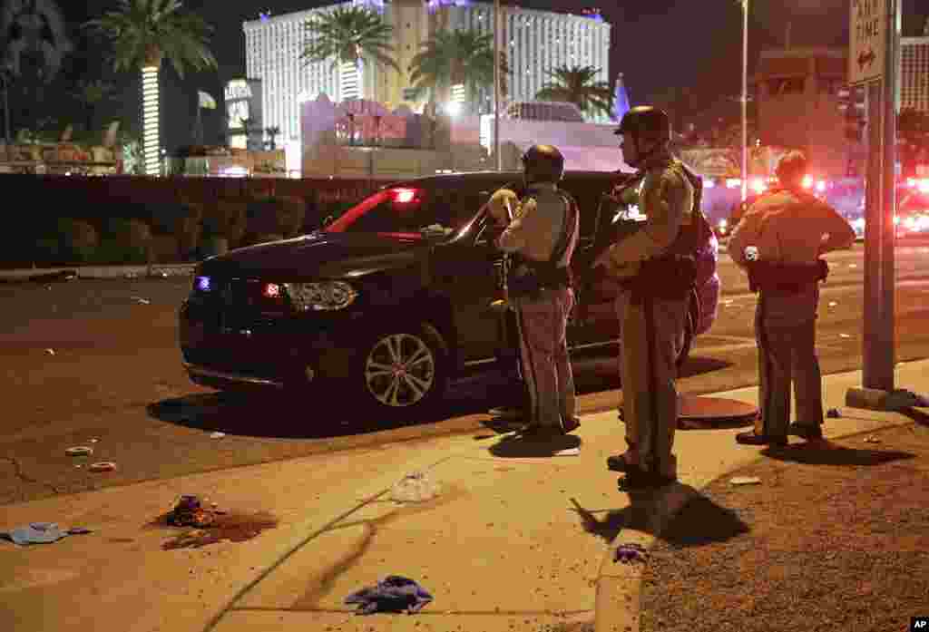 La police reste pour patrouiller après la fusillade lors d&#39;un festival de musique, à Las Vegas, le 2 octobre 2017.