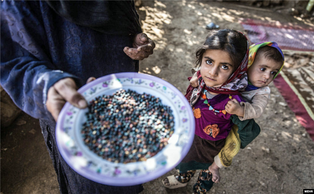 کودکان یک خانواده از اهالی «مازه‌لیر»، روستایی در نزدیکی شهرستان مارگون در استان کهگیلویه و بویراحمد عکس: امیرعلی رزاقی