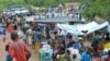 Les migrants congolais d'Angola se rassemblent près de la ville frontalière de Kamako, frontière congolaise, le 12 octobre 2018.