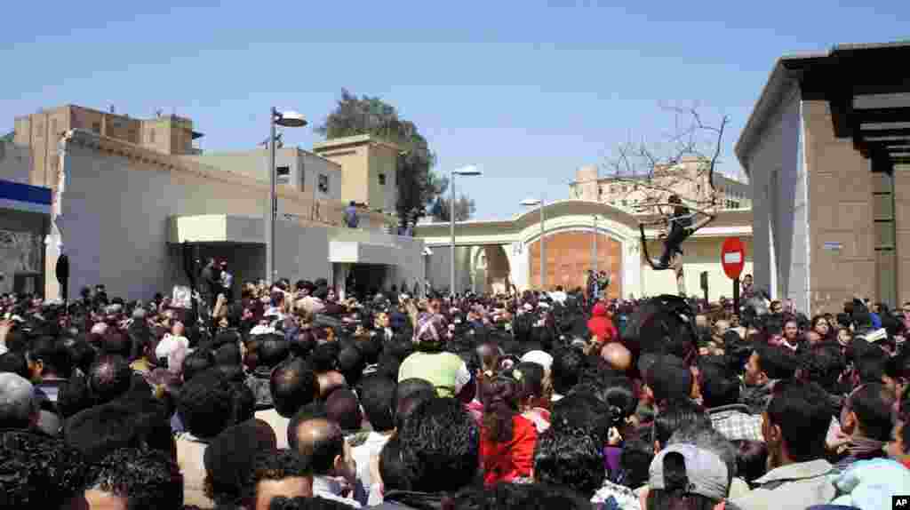 Tens of thousands of people came to mourn the Coptic patriarch. (VOA-E. Arrott)