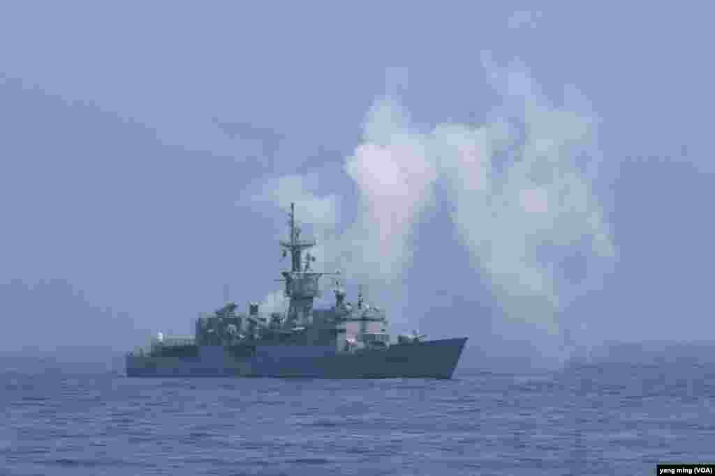 台湾总统蔡英文在海军苏澳基地视察台湾海军。（美国之音杨明拍摄）