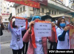 Nhân viên Bệnh viện Tuệ Tĩnh biểu tình đòi được trả lương hôm 12/1.