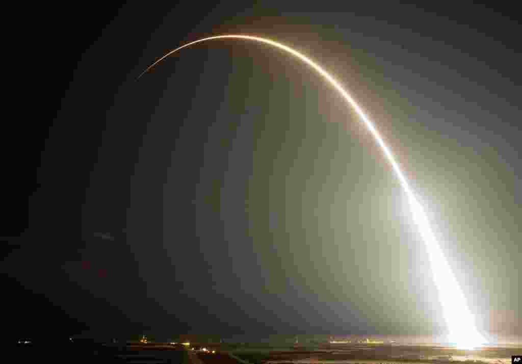 Roket uji coba Falcon 9 milik SpaceX tak lama setelah lepas landas dari Pangkalan Angkatan Udara Cape Canaveral, Florida.