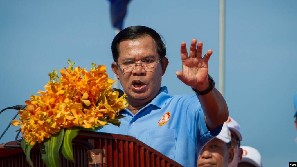 រូបេកសារ៖ លោក ហ៊ុន សែន មេបក្សកាន់អំណាចថ្លែងទៅកាន់អ្នកគាំទ្ររបស់ខ្លួន ដែលប្រមូលផ្តុំនៅឯផ្លូវមួយកន្លែងក្នុងរាជធានីភ្នំពេញមុនពេលហែក្បួនឃោសនាបោះឆ្នោតឃុំ-សង្កាត់ថ្ងៃចុងក្រោយ នាថ្ងៃទី០២មិថុនាឆ្នាំ២០១៧។ (នៅ វណ្ណារិន/VOA)