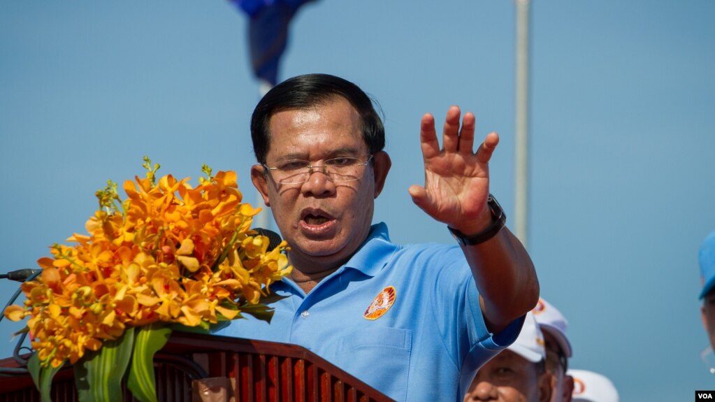 រូបឯកសារ៖ លោក ហ៊ុន សែន មេបក្សកាន់អំណាចថ្លែងទៅកាន់អ្នកគាំទ្ររបស់ខ្លួន ដែលប្រមូលផ្តុំនៅឯផ្លូវមួយកន្លែងក្នុងរាជធានីភ្នំពេញមុនពេលហែក្បួនឃោសនាបោះឆ្នោតឃុំ-សង្កាត់ថ្ងៃចុងក្រោយ នាថ្ងៃទី០២មិថុនាឆ្នាំ២០១៧។ (នៅ វណ្ណារិន/VOA)