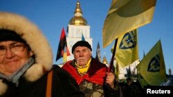 People take part in a rally in central Kyiv, Ukraine, Nov. 21, 2014. Ukrainians marked the first anniversary of Ukrainian pro-European Union (EU) mass protests which caused a change in the country's leadership and brought Ukraine closer to the EU. (REUTERS/Gleb Garanich)