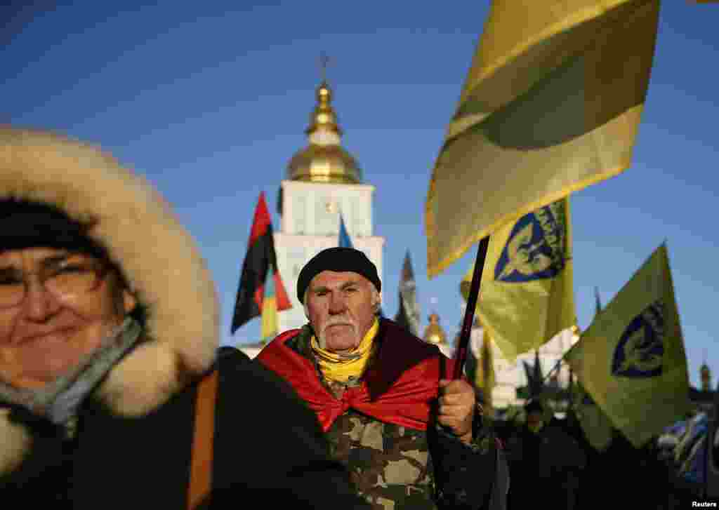 Người dân tham gia vào một cuộc biểu tình ở trung tâm Kiev, Ukraine. Ukraine kỷ niệm một năm những cuộc biểu tình thân châu Âu rầm rộ đưa đến sự thay đổi giới lãnh đạo của đất nước và đưa Ukraine xích lại gần hơn với EU.