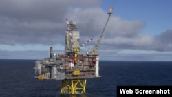 资料照 - 马来西亚国家石油公司（Petronas）在南中国海拥有的一座海上钻井平台。