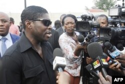 Le fils du président, Teodorin Obiang, parle aux journalistes à Malabo, le 23 décembre 2014.