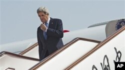 2013年4月13日，星期六，美国国务卿克里抵达中国北京机场后从他的专机上走下