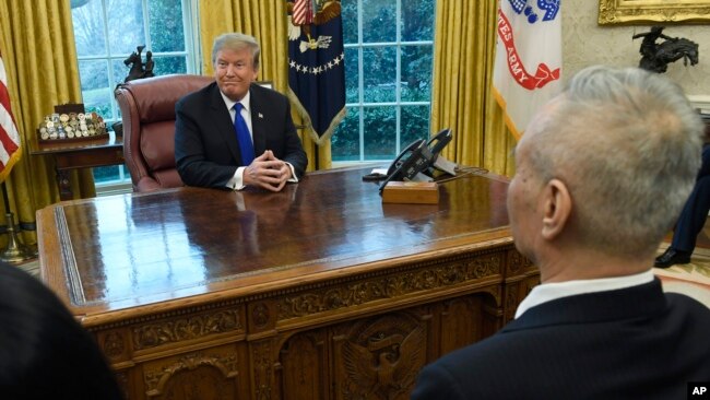特朗普总统2019年2月22日在白宫会见了中国副总理刘鹤等美中经贸谈判代表（美联社）