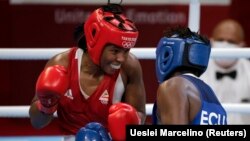 Nesta imagem dos Jogos Olímpicos 2020 - pugilista moçambicana Radi Adosinda Gramane contra Erika Pachito do Equador. 28 de Julho 2021